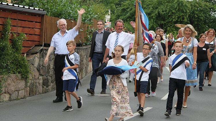 Die elfjährige Jule Naundorf (vorne, Mitte) trug in diesem Jahr das Paradekissen mit dem Fahnenband. Fotos: Sonny Adam