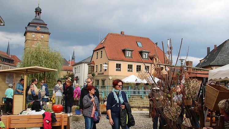 Der kleine Bauernmarkt im Biergarten an der Lauter.Matthias Einwag