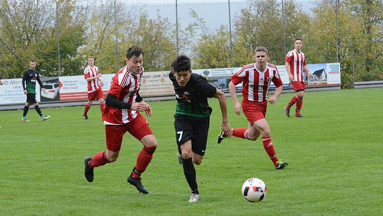 Überzahl ja, aber die Fuchsstädter mit Simon Bolz (links) müssen am Sonntag gegen Kleinrinderfeld näher an den Mann als gegen Haibachs Pasqual Verkamp (Mitte), um erneut einen Sieg zu erringen.ssp