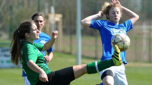 TSV Lonnerstadt - TSV Brand. Der gastgebende Aufsteiger (gr&uuml;ne Trikots) fand nicht in die Partie und verpasste es, die Branderinnen von Rang 2 der Bezirksoberliga zu verdr&auml;ngen. Foto: Picturedreams