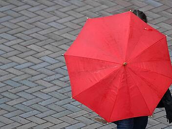 Einen Regenschirm könnte in der Nacht auf Donnerstag hilfreich sein. Symbolbild: Ralf Hirschberger/dpa