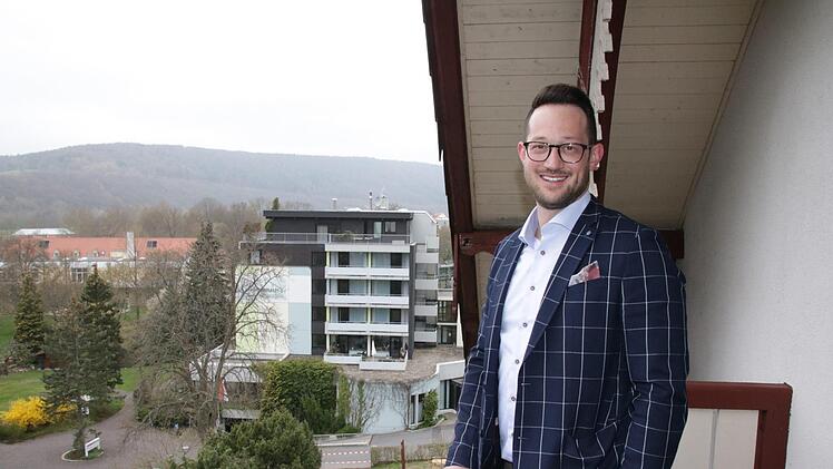 Junior-Chef Gregor Kunzmann auf dem Balkon des Abbruch-Hauses, im Hintergrund das Hauptgebäude des Familienbetriebs mit 114 Betten.Ralf Ruppert