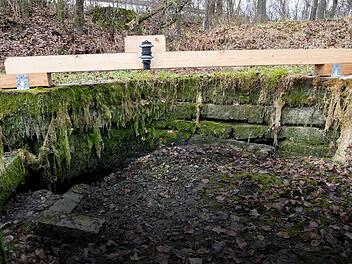 Die Quelle der Aisch bei Burgbernheim sprudelt nicht mehr. Ob dieser Zustand von Dauer ist, muss sich zeigen. Foto: Daniel Karmann/dpa