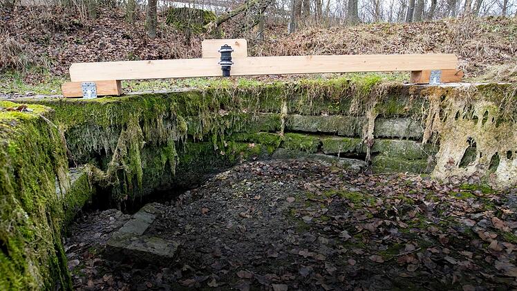 Die Quelle der Aisch bei Burgbernheim sprudelt nicht mehr. Ob dieser Zustand von Dauer ist, muss sich zeigen. Foto: Daniel Karmann/dpa