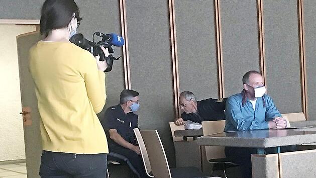 Medieninteresse an dem Angeklagten. Die öffentliche Rassismusdebatte trägt sicher zu dieser Aufmerksamkeit bei. Foto: Michael Busch