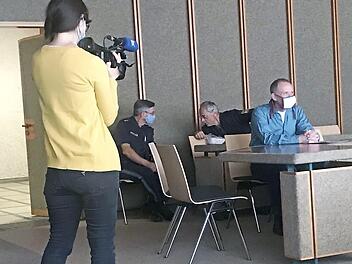 Medieninteresse an dem Angeklagten. Die öffentliche Rassismusdebatte trägt sicher zu dieser Aufmerksamkeit bei. Foto: Michael Busch