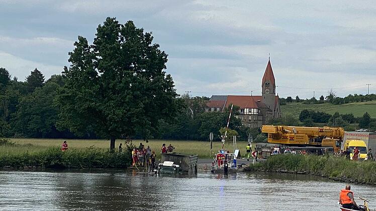 Ungewöhnlicher Wasserrettungseinsatz: Traktor rollt rückwärts in den Main