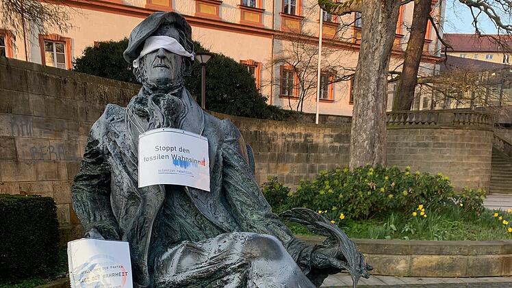 Bayreuth: Wissenschaftler und Akademiker nutzen Statuen f&uuml;r Protest - "dies ist ein Klimanotstand"