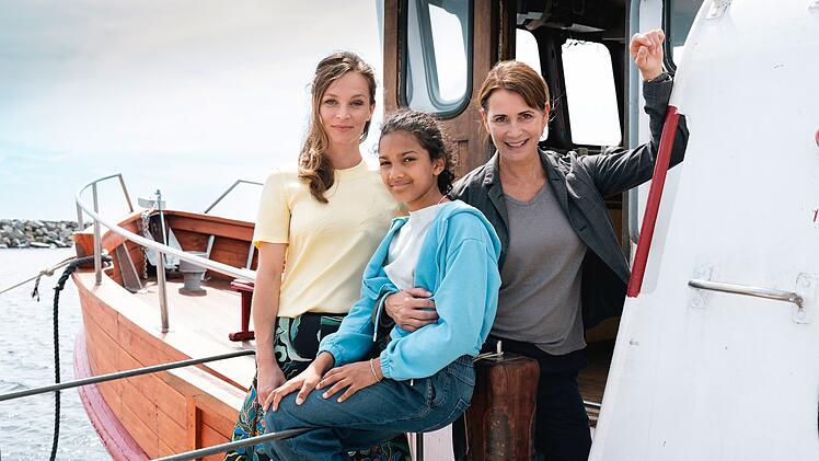 Großmutter, Tochter, Enkeltochter? Nicht ganz. Doch auch wenn Ani (Franziska Wulf, links) nicht die verschwundene Anita ist, wirken sie, Nele (Maïmouna Mbacké) und Steffi (Anja Kling) wie eine kleine Familie.