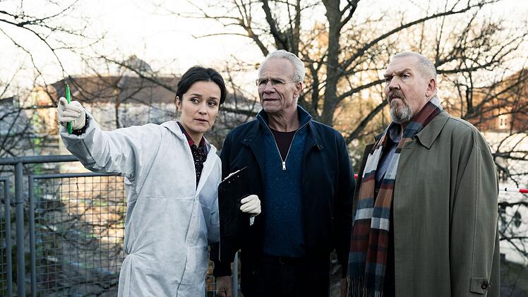 KTU-Chefin Natalie F&ouml;rster (Tinka F&uuml;rst) weist Max Ballauf (Klaus J. Behrendt) und Freddy Schenk (Dietmar B&auml;r, rechts) auf wichtige Details am Tatort hin.