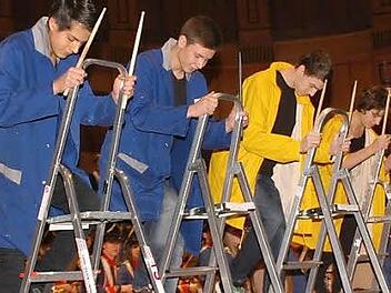 Als "Leute von der Baustelle" trommelte die Percussion-Klasse der Städtischen Musikschule auf Alu-Leitern Oberbürgermeister Kay Blankenburg ein Geburtstagsständchen. Fotos: Peter Klopf