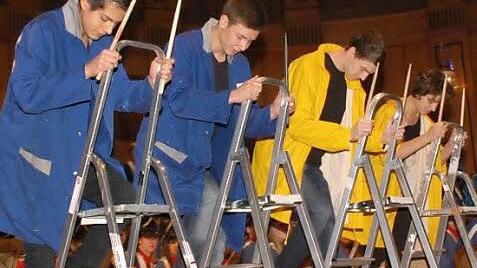 Als "Leute von der Baustelle" trommelte die Percussion-Klasse der Städtischen Musikschule auf Alu-Leitern Oberbürgermeister Kay Blankenburg ein Geburtstagsständchen. Fotos: Peter Klopf