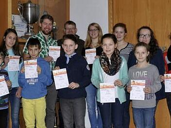 Erfolgreiche Sportler (von links): Tristan Schmitt, Sophie Schmitt, Bastian Dacho, Christian Brand, Benedikt Fischer, Stefan Brand, Eva Brand, Alina Dacho, Lilli Brand, Vanessa Stüber, Isabella Wedler, Marie Dacho   Foto: Brand