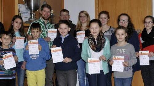 Erfolgreiche Sportler (von links): Tristan Schmitt, Sophie Schmitt, Bastian Dacho, Christian Brand, Benedikt Fischer, Stefan Brand, Eva Brand, Alina Dacho, Lilli Brand, Vanessa Stüber, Isabella Wedler, Marie Dacho   Foto: Brand