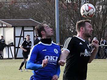Eine "Kopfnuss" gab es für die A-Klassen-Kicker der SG Oerlenbach/Ebenhausen (dunkle Trikots) bei der 0:6-Testspiel-Niederlage gegen den VfR Sulzthal auf dem Garitzer Kunstrasen. Foto: HopfA-Klassen-Kicker