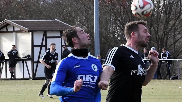 Eine "Kopfnuss" gab es für die A-Klassen-Kicker der SG Oerlenbach/Ebenhausen (dunkle Trikots) bei der 0:6-Testspiel-Niederlage gegen den VfR Sulzthal auf dem Garitzer Kunstrasen. Foto: HopfA-Klassen-Kicker