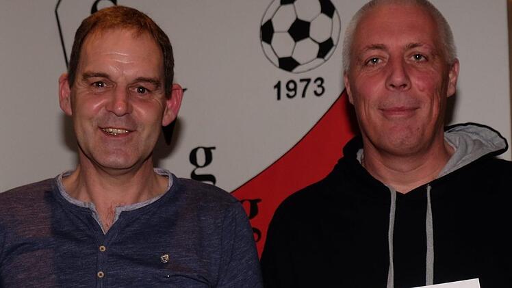 Peter Görke (links) und Karsten Raab wurden für langjährige Mitgliedschaft geehrt. Foto: Gerd Schaar
