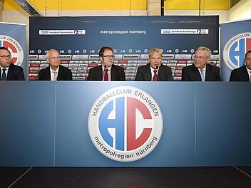 Marc Sontowski (Aufsichtsrat ), Klemens Gsell, Florian Janik, Carsten Bissel, Joachim Herrmann und Armin Kroder (v .l.) priesen die Änderung der Marke HC Erlangen als logischen Schritt einer rasanten Entwicklung. Foto: Sportfoto Zink