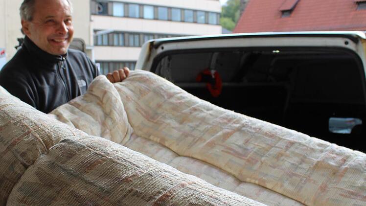Freitag, Lieferbeginn: Josef Szwed packt an der Rampe mit an.Fotos: Häggberg