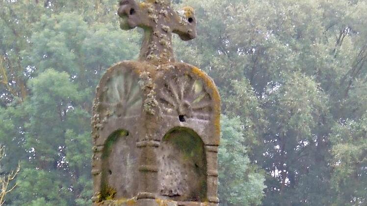 Das Steinkreuz am Unfallort von Hans Kratzer  Fotos: Petra Malbrich