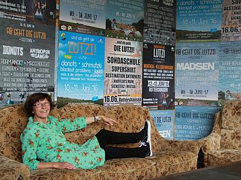 Blümchenkleid trifft Vans: Margarethe Müller schlüpft jährlich in ihre Rolle als "Lutzi" auf dem Kultfestival in Rottershausen. Foto: Johannes Schlereth