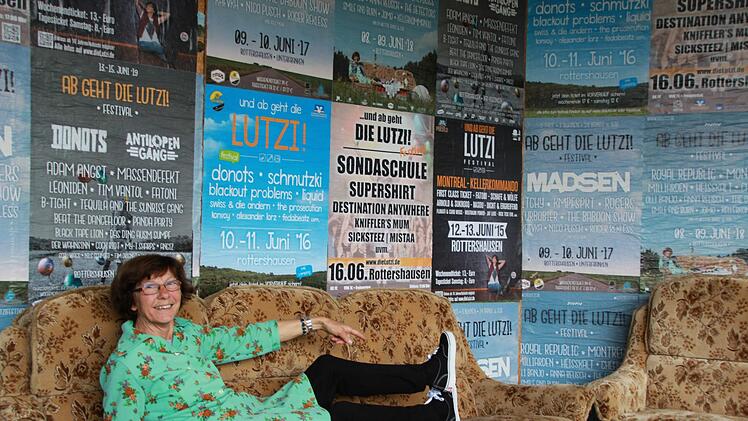 Blümchenkleid trifft Vans: Margarethe Müller schlüpft jährlich in ihre Rolle als "Lutzi" auf dem Kultfestival in Rottershausen. Foto: Johannes Schlereth