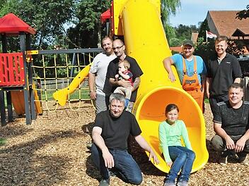 Die Bauarbeiten am Spielplatz in Kraisdorf sind abgeschlossen. Der Bürgermeister Ralf Nowak (vorne links) dankte den Helfern Frank Kleinhenz und Dominik Laudensack sowie den Bauhofmitarbeitenr Ingo Lurz, Stefan Beck und Frank Grimmer (von links).  Foto: Simon Albrecht