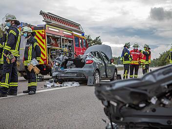 Schwerer Unfall auf B8 in Feucht