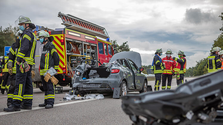 Schwerer Unfall auf B8 in Feucht