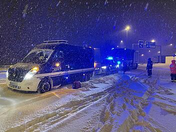 Auf der A9 und der A72 in Oberfranken kam es nach starken Schneef&auml;llen zu zahlreichen Unf&auml;llen und Staus.