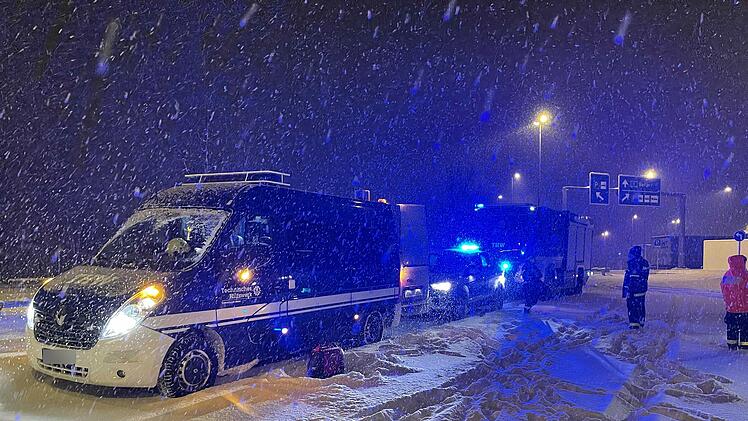 Auf der A9 und der A72 in Oberfranken kam es nach starken Schneefällen zu zahlreichen Unfällen und Staus.