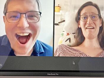 Ein Schnappschuss bei der Verkündigung der Spendensumme: Tobias und Juliane konnten es kaum glauben, dass 200000 Euro zusammengekommen sind.