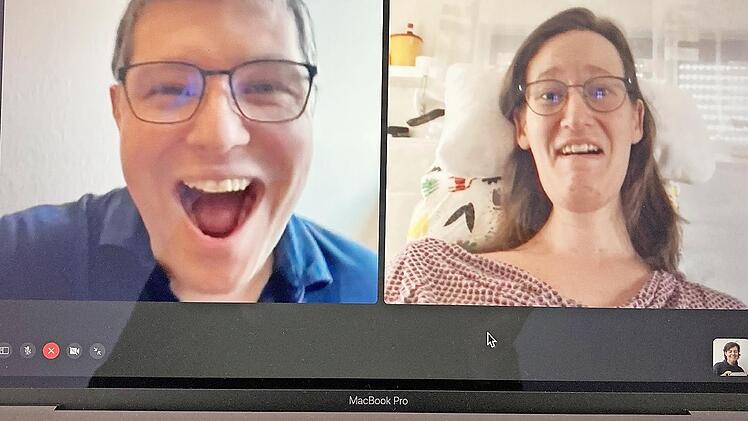 Ein Schnappschuss bei der Verkündigung der Spendensumme: Tobias und Juliane konnten es kaum glauben, dass 200000 Euro zusammengekommen sind.