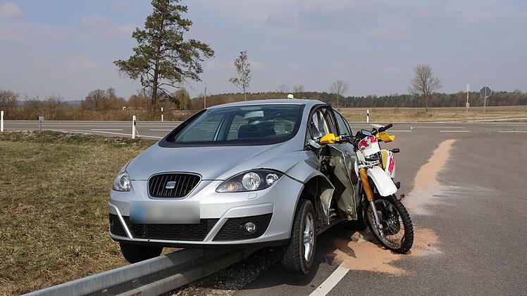 Geslau: Motorradfahrer bei Unfall lebensgefährlich verletzt - Hubschraubereinsatz