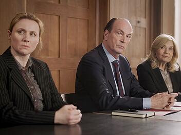 Markus Gellert (Herbert Knaup) und Isa von Brede (Sabine Postel, rechts) verteidigen Silke Runge (Winnie B&ouml;we). Die Mutter von Gellerts Tochter Charlie wird des Mordes beschuldigt. Isa wiederum muss Markus rechtlich beistehen, weil er der Strafvereitelung beschuldigt wird.