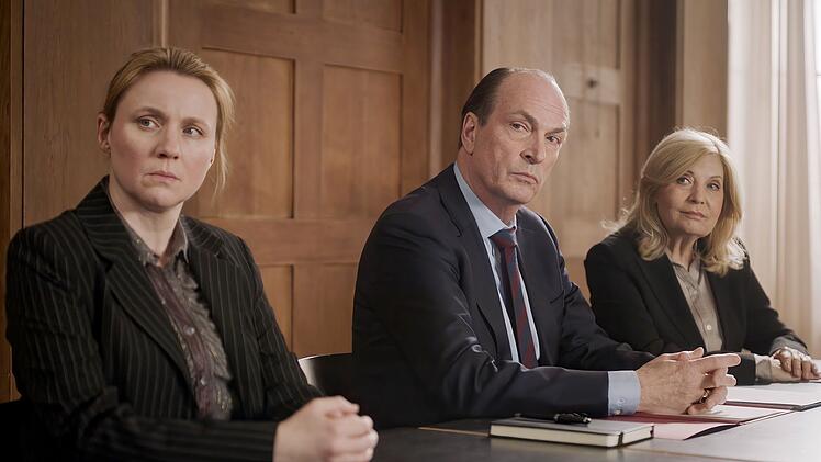Markus Gellert (Herbert Knaup) und Isa von Brede (Sabine Postel, rechts) verteidigen Silke Runge (Winnie B&ouml;we). Die Mutter von Gellerts Tochter Charlie wird des Mordes beschuldigt. Isa wiederum muss Markus rechtlich beistehen, weil er der Strafvereitelung beschuldigt wird.