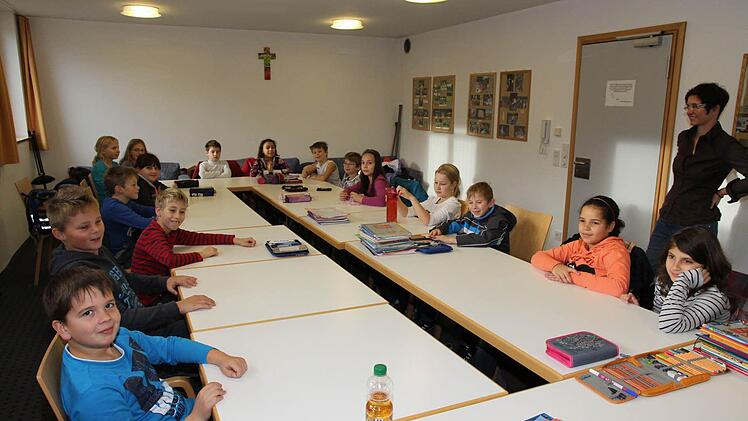 Klassenleiterin Barbara Walz ist mit ihrer Klasse im großen Kellerraum im Pfarrheim untergebracht.