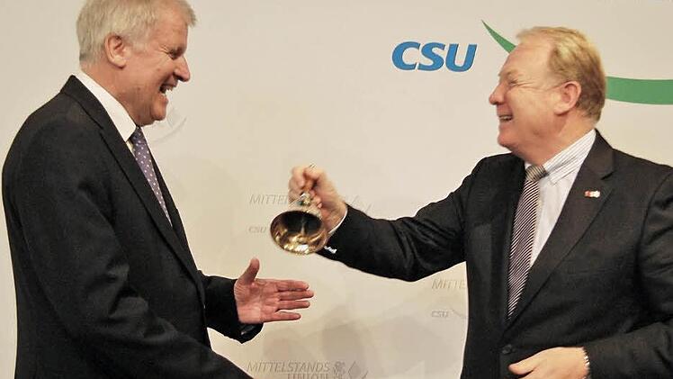Eine Kapitänsglocke hatte MU-Landesvorsitzender Hans Michelbach dem Ministerpräsidenten, Horst Seehofer, mitgebracht.