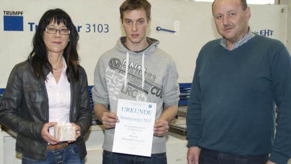 Darauf ist die Firma stolz: Dominik Gernert absolvierte seine Gesellenprüfung als Metallbauer Fachrichtung Konstruktionstechnik als Bester der Metallinnung Schweinfurt-Haßberge. Zu dieser hervorragenden Leistung gratulierten Reiner und Agnes Renner mit einem Geschenk und einer Brotzeit für die ganze Belegschaft.