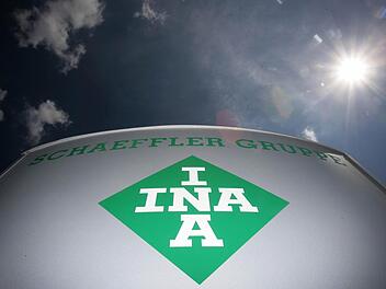 Ein INA-Schaeffler-Logo auf einer Infotafel, aufgenommen am 07.08.2009 vor dem Hauptsitz der Schaeffler KG in Herzogenaurach (Bayern). Der Automobil- und Industriezulieferer Schaeffler legt 28.08.2013 in Herzogenaurach seine Quartalszahlen vor. Foto: David Ebener/dpa