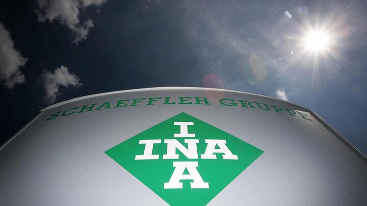 Ein INA-Schaeffler-Logo auf einer Infotafel, aufgenommen am 07.08.2009 vor dem Hauptsitz der Schaeffler KG in Herzogenaurach (Bayern). Der Automobil- und Industriezulieferer Schaeffler legt 28.08.2013 in Herzogenaurach seine Quartalszahlen vor. Foto: David Ebener/dpa