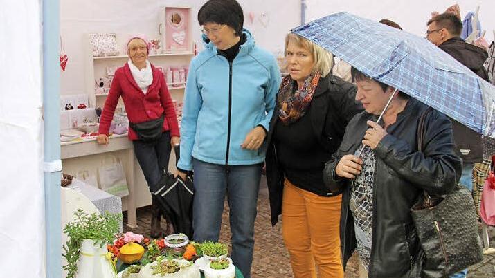 Ihre kunsthandwerklichen Fertigkeiten präsentierte Bärbel Bühl aus Rentweinsdorf (links) in ihrem Zelt auf dem Marktplatz.