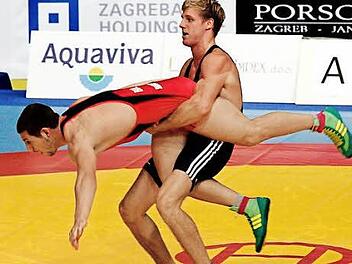 Gegen den Bulgaren Shteryo Shterev gewann der Lichtenfelser Hannes Wagner (rechts) technisch überlegen mit 9:0. Foto: Jörg Richter