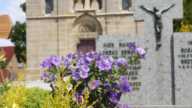 Blumen an einem Grab auf dem Ebensfelder Friedhof