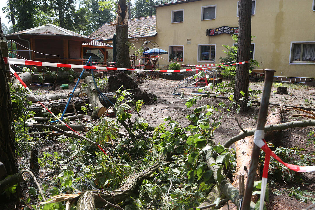 Aufraeumarbeiten in Bamberg nach schwerem Unwetter
