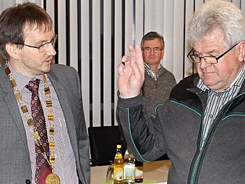 Neuer Gemeinderat in Maroldsweisach ist Eberhard Vogel (rechts) aus Wasmuthhausen. Er wurde von Bürgermeister Wolfram Thein (links) in der Sitzung am Montagabend vereidigt. Der bisherige Ortssprecher rückte für Gerald Hellmuth nach, der zurückgetreten ist.  Foto: Helmut Will