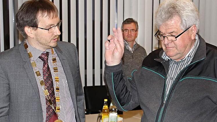 Neuer Gemeinderat in Maroldsweisach ist Eberhard Vogel (rechts) aus Wasmuthhausen. Er wurde von Bürgermeister Wolfram Thein (links) in der Sitzung am Montagabend vereidigt. Der bisherige Ortssprecher rückte für Gerald Hellmuth nach, der zurückgetreten ist.  Foto: Helmut Will