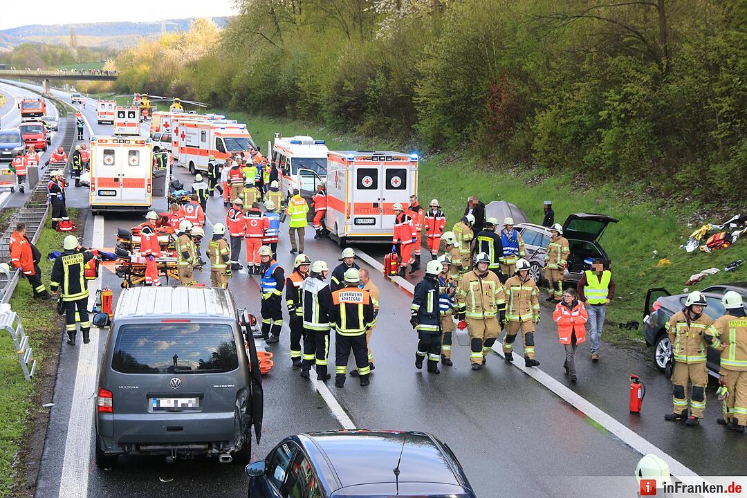 Schneeschauer löst schwere Massenkarambolage auf der A70 aus
