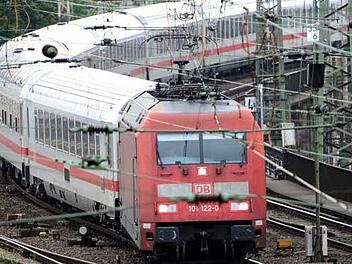 Die Region Lichtenfels will nach Wegfall des ICE-Haltes ab Inbetriebnahme der Neubaustrecke nicht von schnellen Zugverbindungen abgehängt sein und forderte eine Intercity-Verbindung auf der Strecke Bamberg-Jena. Foto: Daniel Reinhardt/dpa