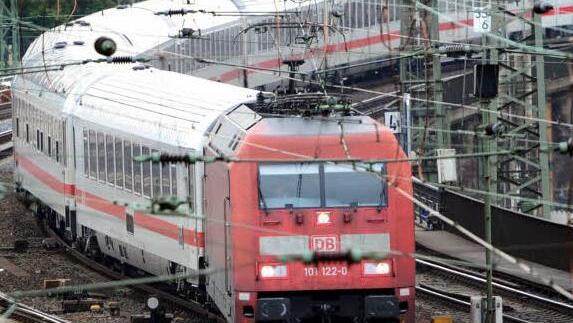 Die Region Lichtenfels will nach Wegfall des ICE-Haltes ab Inbetriebnahme der Neubaustrecke nicht von schnellen Zugverbindungen abgehängt sein und forderte eine Intercity-Verbindung auf der Strecke Bamberg-Jena. Foto: Daniel Reinhardt/dpa